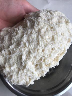 1.老面制作：纯牛奶加热40度关火，加入干酵母混合搅匀，和面粉拌匀，盖上保鲜膜室温发酵一小时，转入冷藏一夜。