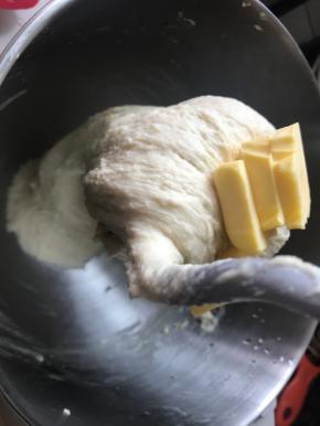 3.打5分钟后加入黄油和盐继续打10-13分钟完全扩展阶段。