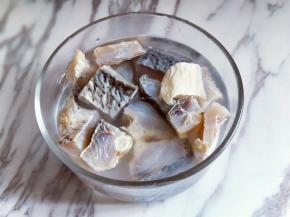 首先将咸鱼要用水冲洗干净，之后再用冷水泡1小时以上，途中需要多次换水。