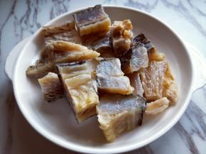 泡好的咸鱼，没有那么咸了，淋干水分。