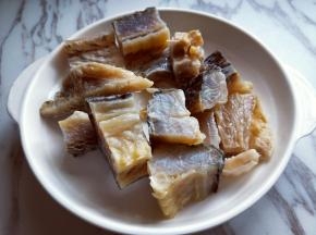 泡好的咸鱼，没有那么咸了，淋干水分。