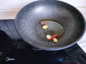 起油锅，加入蒜姜片辣椒煸炒。