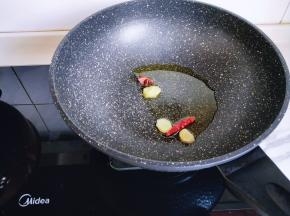 起油锅，加入蒜姜片辣椒煸炒。