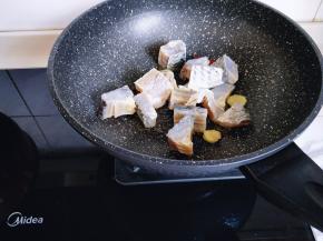 再加入咸鱼块煸炒。