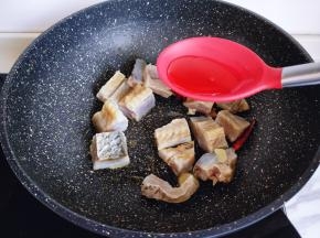 加入料酒，翻遍均匀。