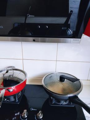 盖上盖子，转中火炖15分钟。