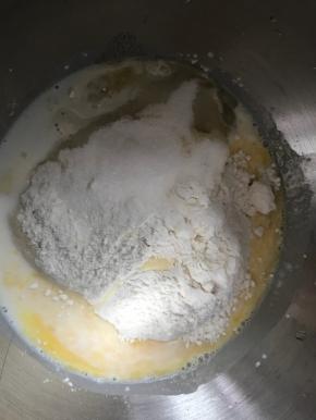 2.把除了黄油和盐以外的所有材料放入厨师机中，包括老面，糖和酵母分开放在两个不同的角落。