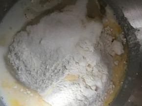 2.把除了黄油和盐以外的所有材料放入厨师机中，包括老面，糖和酵母分开放在两个不同的角落。