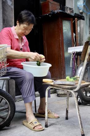 前几天在单位弄堂里看到阿婆裹馄饨，我特别激动，这可是小时候最常见，现在很难得的上海弄堂锅贴场景了呐。我征求阿婆意见，她很乐意我拍了照片(・ω・)ノ，留作纪念。