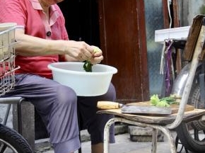 前几天在单位弄堂里看到阿婆裹馄饨，我特别激动，这可是小时候最常见，现在很难得的上海弄堂锅贴场景了呐。我征求阿婆意见，她很乐意我拍了照片(・ω・)ノ，留作纪念。