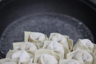 包完馄饨及时下，一锅开水，下20个左右。
