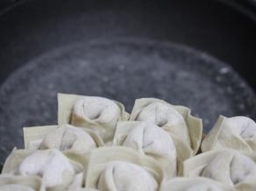 包完馄饨及时下，一锅开水，下20个左右。
