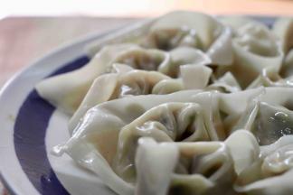 装盘冷却：（图青菜香菇馄饨）在大盘上抹麻油，锅里捞出馄饨抖三下滤干，先在别处放一放，再捞起再滤干放入麻油盘，冰箱冷藏待食用。