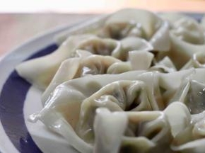 装盘冷却：（图青菜香菇馄饨）在大盘上抹麻油，锅里捞出馄饨抖三下滤干，先在别处放一放，再捞起再滤干放入麻油盘，冰箱冷藏待食用。