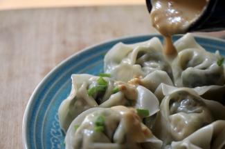 酱：你1勺开水1勺花生酱搅拌浓稠不结块，入盐放凉，吃之前入醋，享用吧。
辣椒按口味加入。