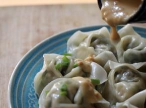 酱：你1勺开水1勺花生酱搅拌浓稠不结块，入盐放凉，吃之前入醋，享用吧。
辣椒按口味加入。