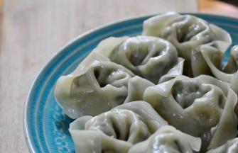 装盘冷却：（图青菜香菇馄饨）在大盘上抹麻油，锅里捞出馄饨抖三下滤干，先在别处放一放，再捞起再滤干放入麻油盘，冰箱冷藏待食用。