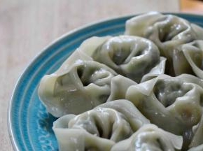 装盘冷却：（图青菜香菇馄饨）在大盘上抹麻油，锅里捞出馄饨抖三下滤干，先在别处放一放，再捞起再滤干放入麻油盘，冰箱冷藏待食用。