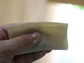 1. 青菜香菇肉素馅：在青菜香菇碎中入少许盐，拌匀静置10分钟后，尽管之前挤过水，入盐后还会出水，纱布滤出水（没纱布或用手/网勺） ，加入很少的麻油待用。 
注： 关于出水，素馅做好趁新鲜直接包，因为时间越长越出水，蔬菜水分就是营养之一，所以趁新鲜快包。 

2. 菜肉馅儿（3菜7肉）：猪肉切条块入搅拌机，入小撮盐，糖，黑胡椒，搅拌成肉糜。 搅拌好拿出来在碗里顺一方向搅拌，逐次加入2汤勺水，搅拌中肉馅吸水，不停搅拌，让肉呈出胶质，入少许青菜香菇馅儿继续搅均匀后入冷藏待用。
注：搅加水能让肉松弹，口感不结实，有弹性。