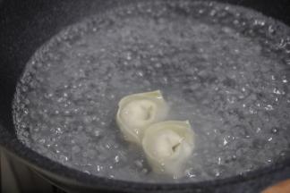 新鲜包的馄饨开水后加1次冷水，文火煮开即可。
注：大锅，宽汤，文火，是下饺子馄饨的方法