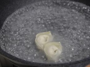 新鲜包的馄饨开水后加1次冷水，文火煮开即可。
注：大锅，宽汤，文火，是下饺子馄饨的方法