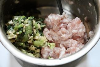 搅拌馅：（照片忘拍，用别的馅照片替代了显示此款搅馅机 ）
1. 青菜香菇馅： 香菇切片，入手动搅拌机搅成小粒，青菜同样操作。 
2. 菜肉馅的肉： 肉切片/条入搅拌机，入盐，糖，黑胡椒后同样操作。 
注：青菜香菇馅儿不宜搅过碎，有颗粒感更有口感。 
