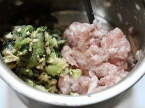 搅拌馅：（照片忘拍，用别的馅照片替代了显示此款搅馅机 ）
1. 青菜香菇馅： 香菇切片，入手动搅拌机搅成小粒，青菜同样操作。 
2. 菜肉馅的肉： 肉切片/条入搅拌机，入盐，糖，黑胡椒后同样操作。 
注：青菜香菇馅儿不宜搅过碎，有颗粒感更有口感。 
