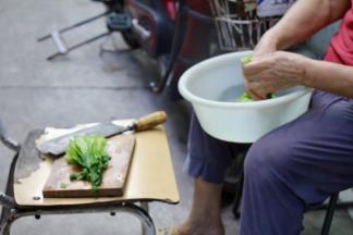 阿婆也在做菜馅呢，貌似是一个食。