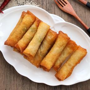 温馨提醒：乘热吃更好吃，切忌不要使用大火哦，防止外糊里面不熟的现象）再次提醒，自制春卷皮请看上一贴！