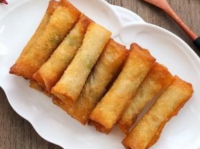 温馨提醒：乘热吃更好吃，切忌不要使用大火哦，防止外糊里面不熟的现象）再次提醒，自制春卷皮请看上一贴！