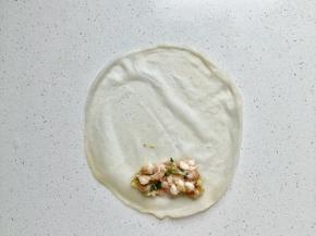包春卷：去肉馅放春卷皮一端