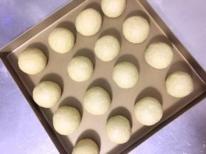 排气 ，分割，滚圆，放烤盘中进行二次发酵