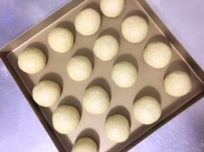 排气 ，分割，滚圆，放烤盘中进行二次发酵