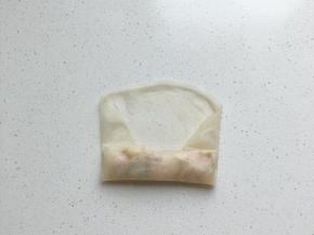 末端蘸水抹春卷皮上收口，炸的时候就不会开口哦！
