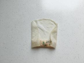 两边向内折之后继续卷起