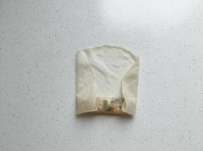 两边向内折之后继续卷起