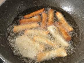 中小火慢炸至表面金黄捞出控油装盘（此时香味扑鼻而来）