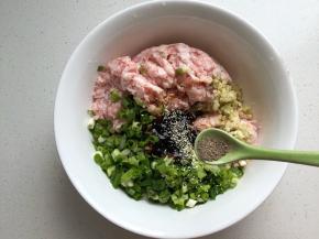 加1g黑胡椒和少许鸡精