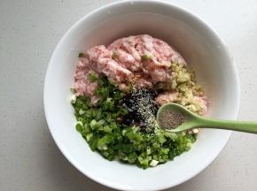 加1g黑胡椒和少许鸡精