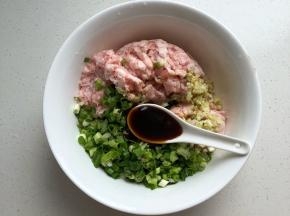 调春卷肉馅：五花肉剁碎、葱切小段，姜蒜切碎一起放入加1汤匙蚝油