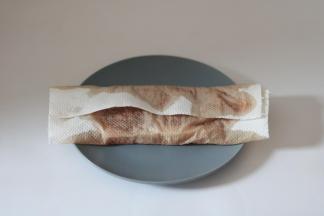 清水冲洗牛排，用厨房纸巾粘干水份