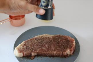 两面涂抹橄榄油，表面研磨胡椒粉和海盐