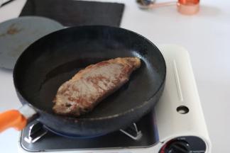 平底锅大火预热，牛排放入煎20秒