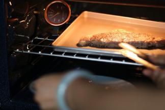 烤箱上下火连烤盘一起预热至220℃，放入牛排，烘烤4-5分钟左右