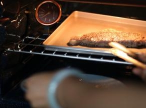 烤箱上下火连烤盘一起预热至220℃，放入牛排，烘烤4-5分钟左右