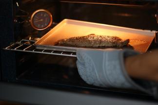 从烤箱内取出烘烤完成的牛排