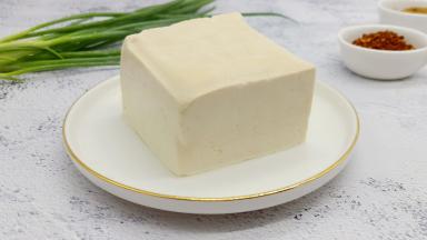 选老豆腐一块、配料也得准备齐。