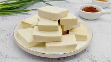 豆腐切小块，厚薄要差不多一致。