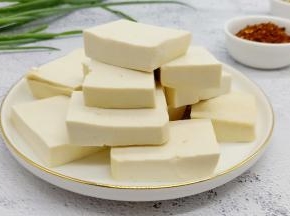 豆腐切小块，厚薄要差不多一致。