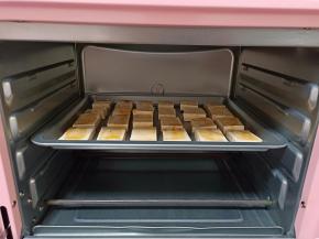 准备一个烤箱，烤盘放中间一层，上下开200度烤10分钟（我家用的是海氏c30的烤箱，温度均匀，家里日常用来烤美食特别方便）